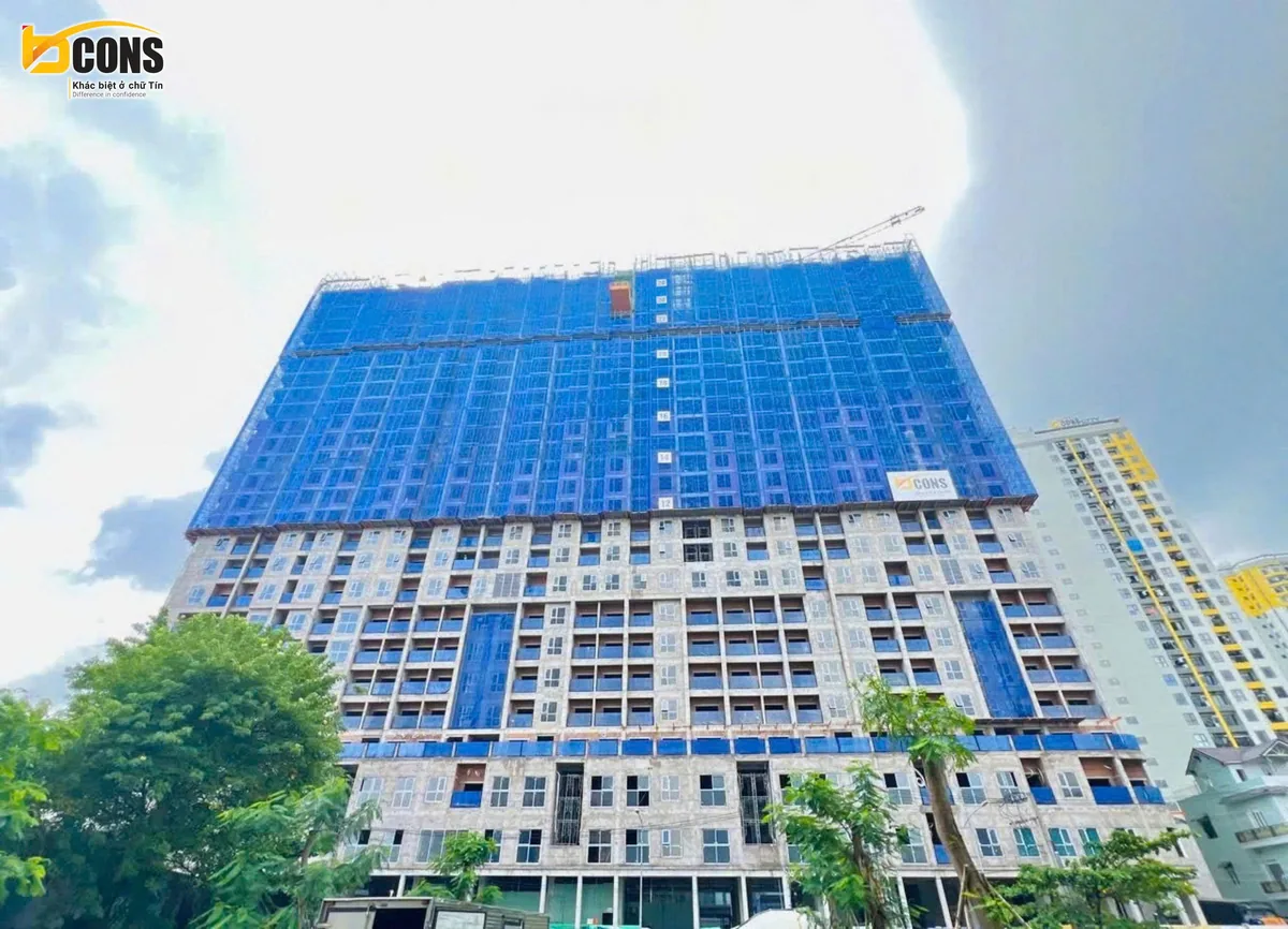 Ảnh thực tế tiến độ xây dựng tháp Bcons City 2 (Green Diamond) tháng 06/2026, đang thi công phần thân với lưới bao che màu xanh — căn hộ Bcons City